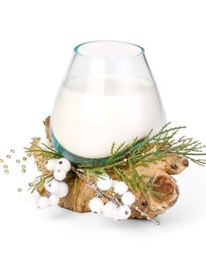 Λευκό κερί σε γυάλινο ποτήρι με χριστουγεννιάτικη διακόσμηση