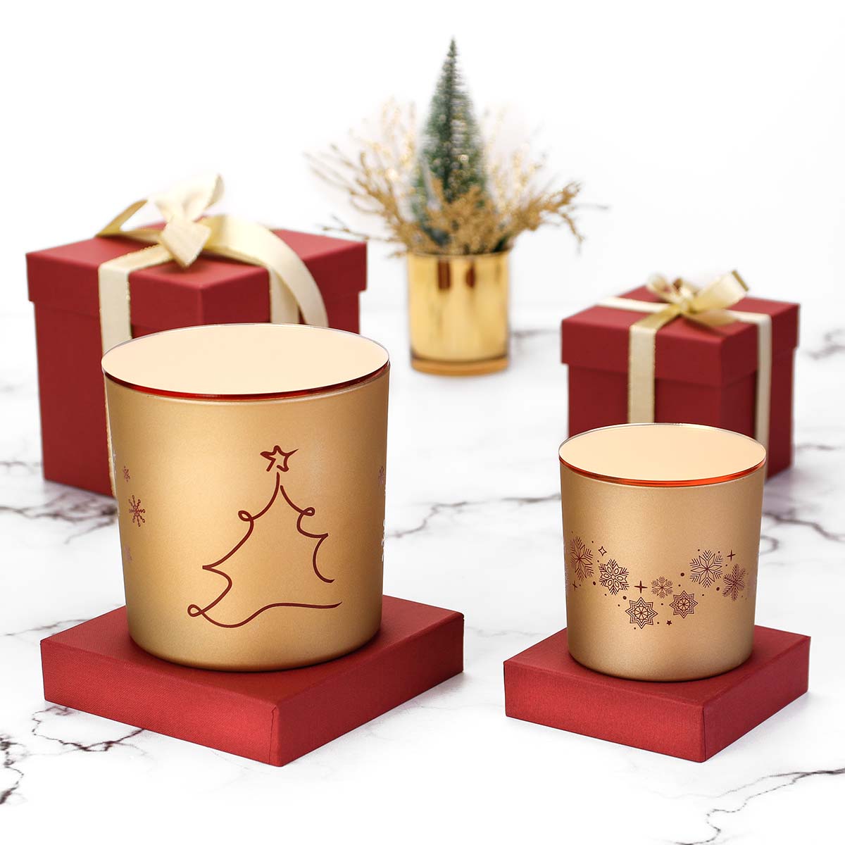 Χριστουγεννιάτικα χρυσά κεριά και κόκκινα δώρα