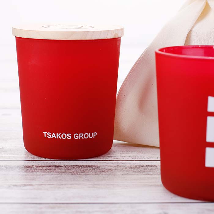 Κόκκινη κούπα με ξύλινο καπάκι σε τραπέζι