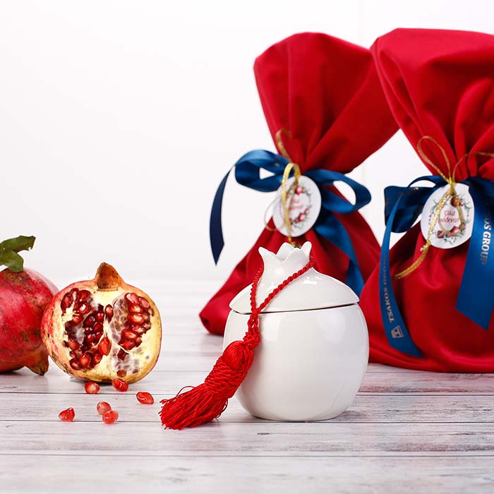 Ρόδι και δώρα με κόκκινο ύφασμα