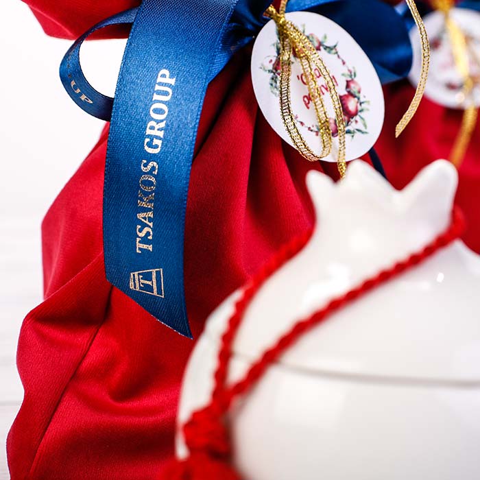 Κόκκινο δώρο με μπλε κορδέλα και στολίδι