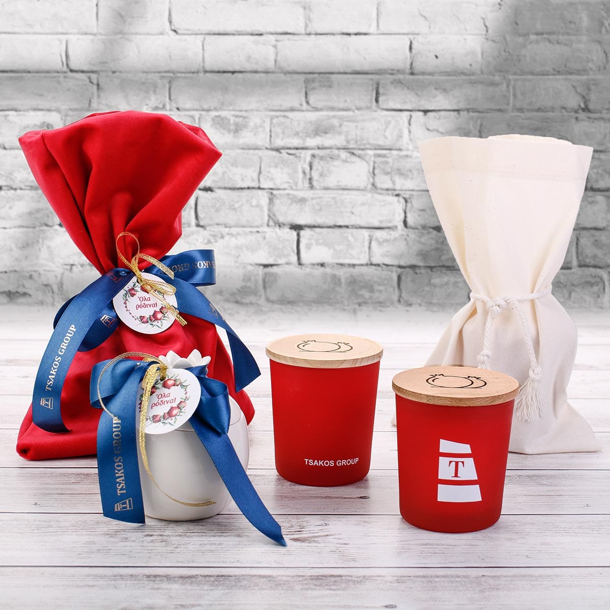 Διακοσμητικά κεριά και δώρα με κορδέλες