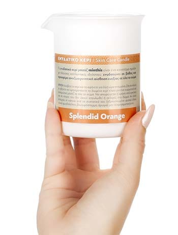 Χέρι κρατά κερί περιποίησης Splendid Orange
