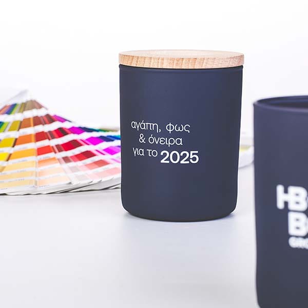 Προσωποποιημένο custom made κερί σε ματ μπλε δοχείο με ξύλινο καπάκι, δίπλα σε χρωματολόγιο Pantone για ακριβή επιλογή απόχρωσης.