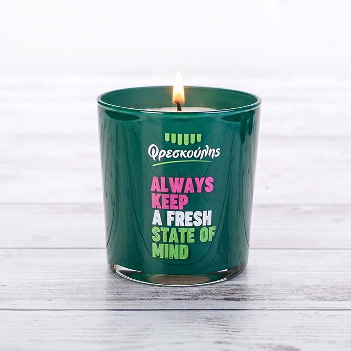 Αναμμένο custom αρωματικό κερί Nancy's Candles σε πράσινο γυάλινο ποτήρι για το εταιρικό δώρο της Eurocatering Φρεσκούλης.
