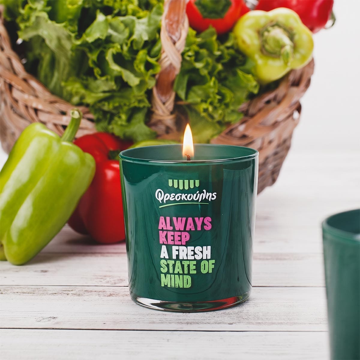 Αναμμένο custom αρωματικό κερί Nancy's Candles σε πράσινο γυάλινο δοχείο για το εταιρικό δώρο της εταιρείας Φρεσκούλης.